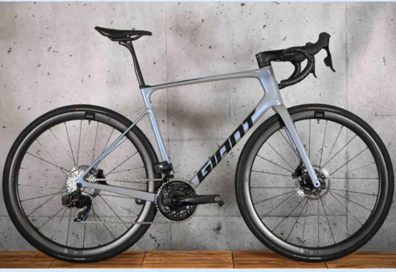 Quoted public-post detail showing a Giant Defy Advanced SL 1 road bike