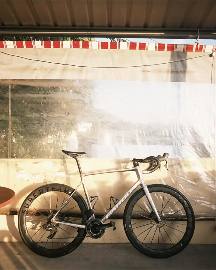 Quoted public-post video frame showing a white PARDUS Robin EVO road bike