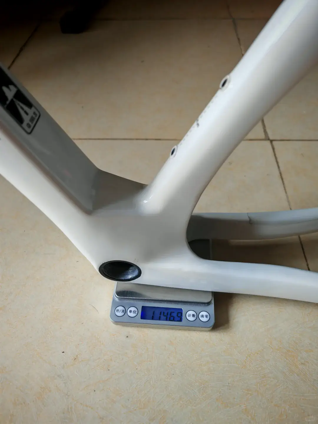 Painted PARDUS Super Sport Gen2 XS carbon frame on a scale reading 1146.9 grams